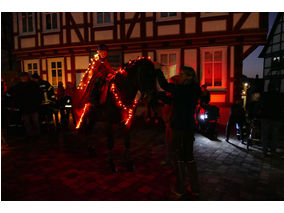 Sankt Martin Laternenumzug durch die Stadt (Foto: Karl-Franz Thiede)